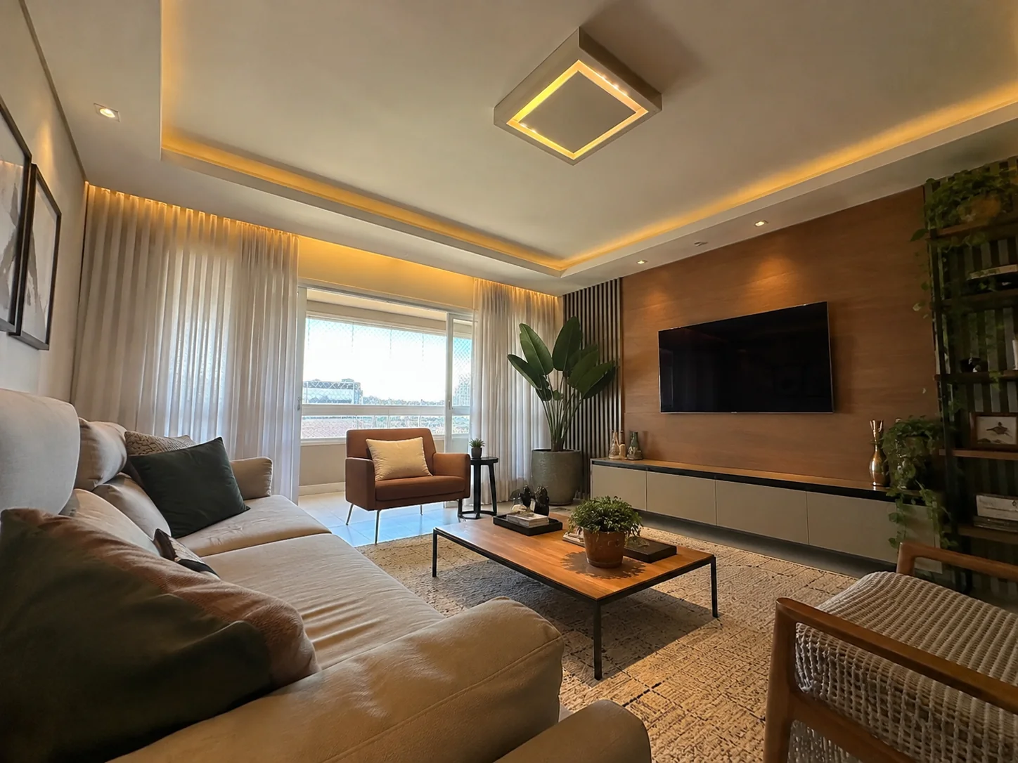 Sala de estar pronta com forro rebaixado e sanca de gesso em destaque