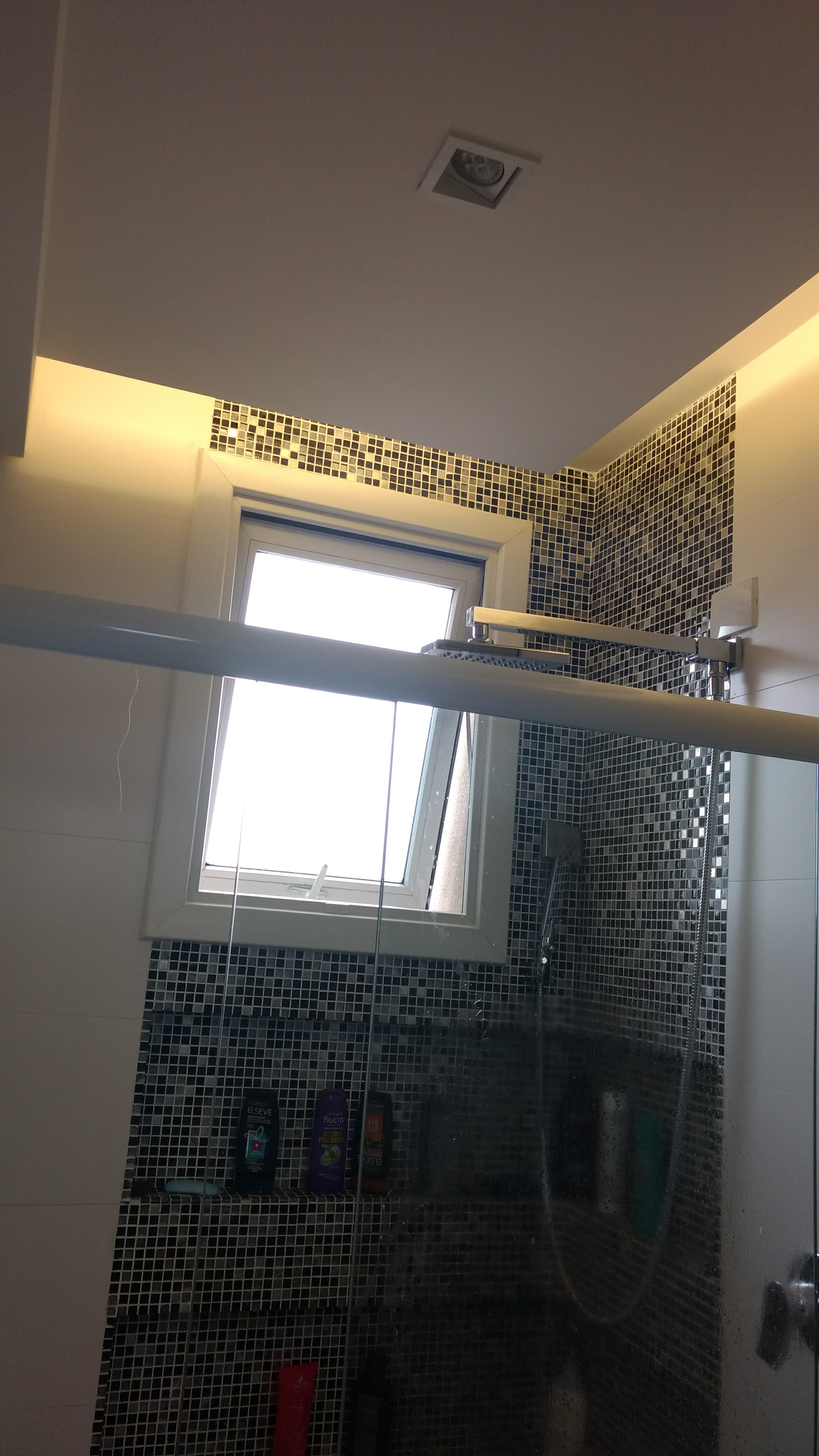 Banheiro pronto com forro de gesso, box e iluminação embutida