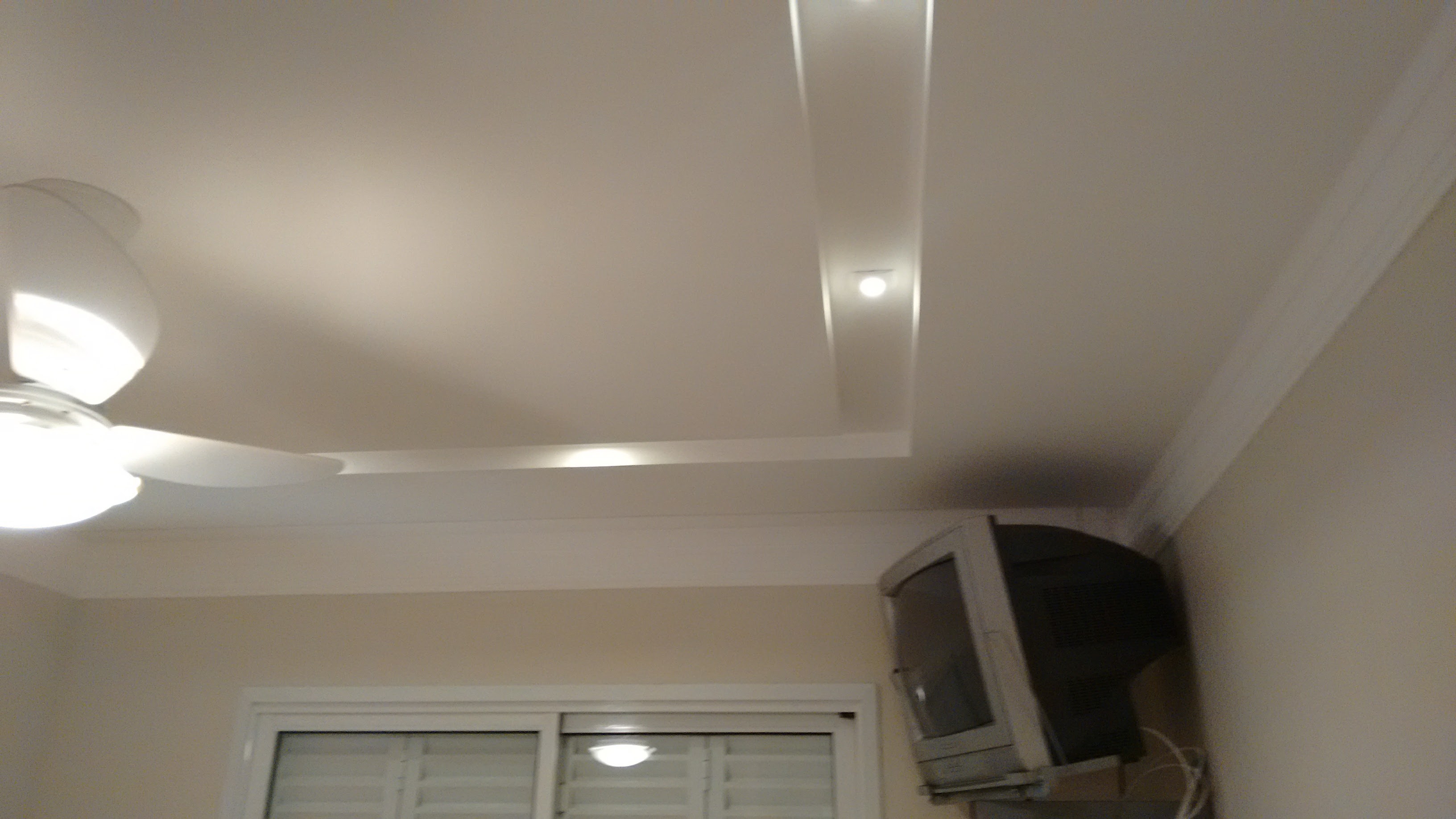 Quarto de casal com forro de gesso e iluminação embutida