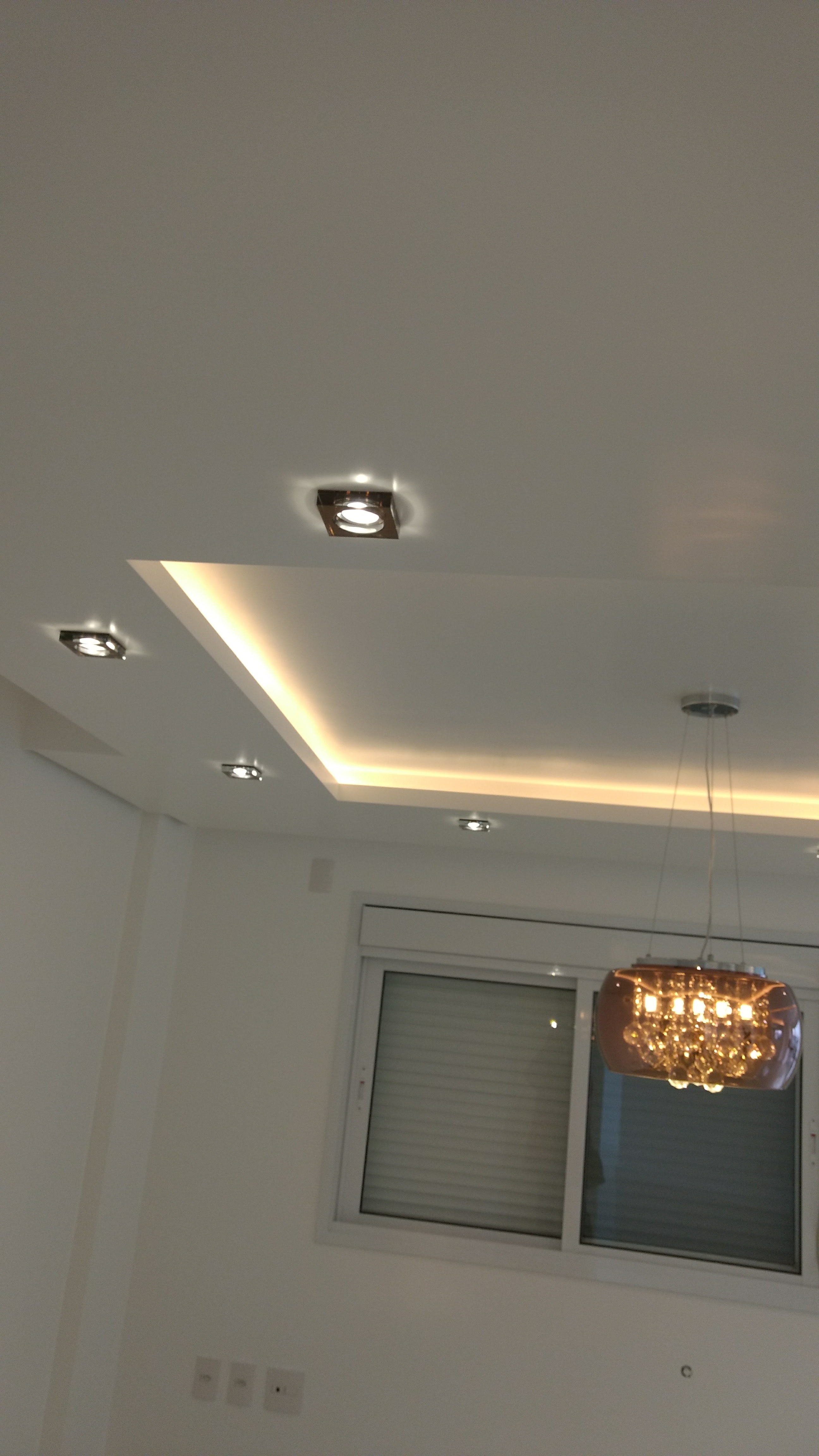 Sala de estar com forro de gesso e pendentes