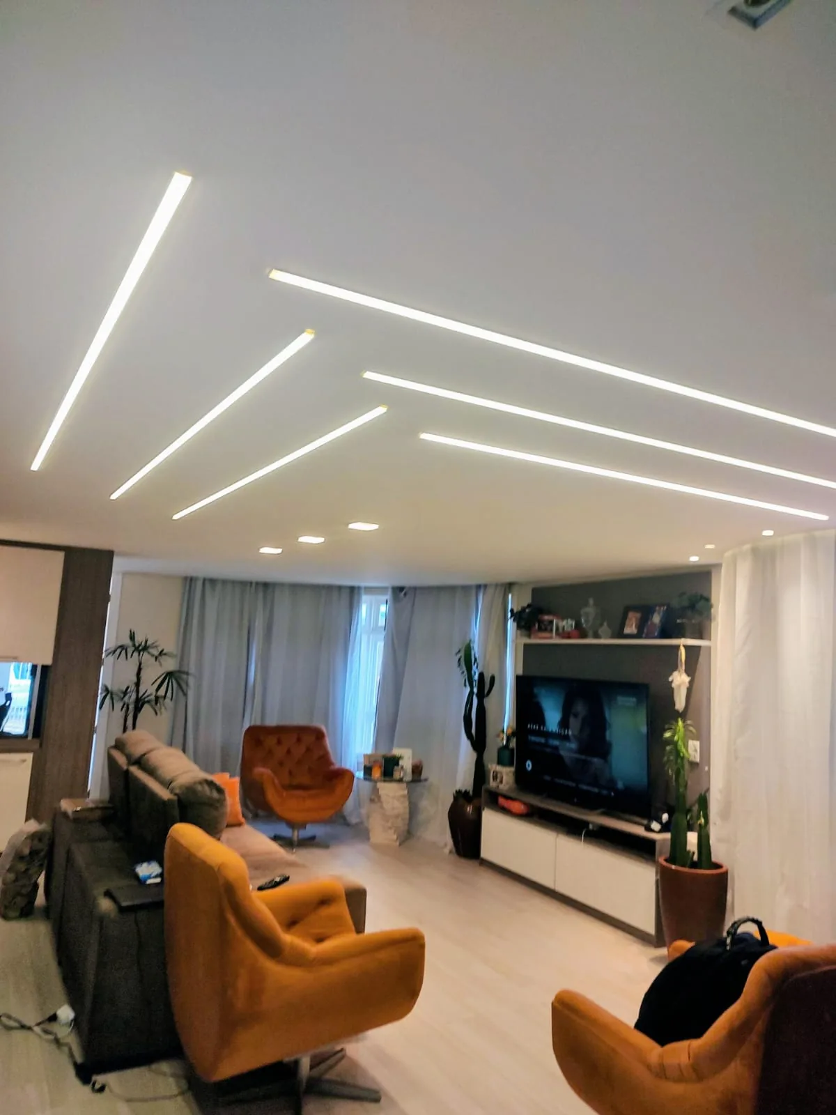 Sala com linhas de LED embutidas no forro